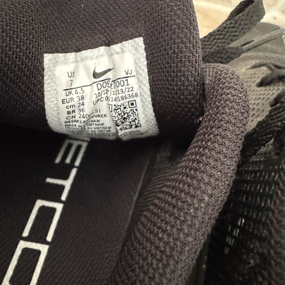 Nike Black and Gray Athletic Shoes - Picture 7 of 7
